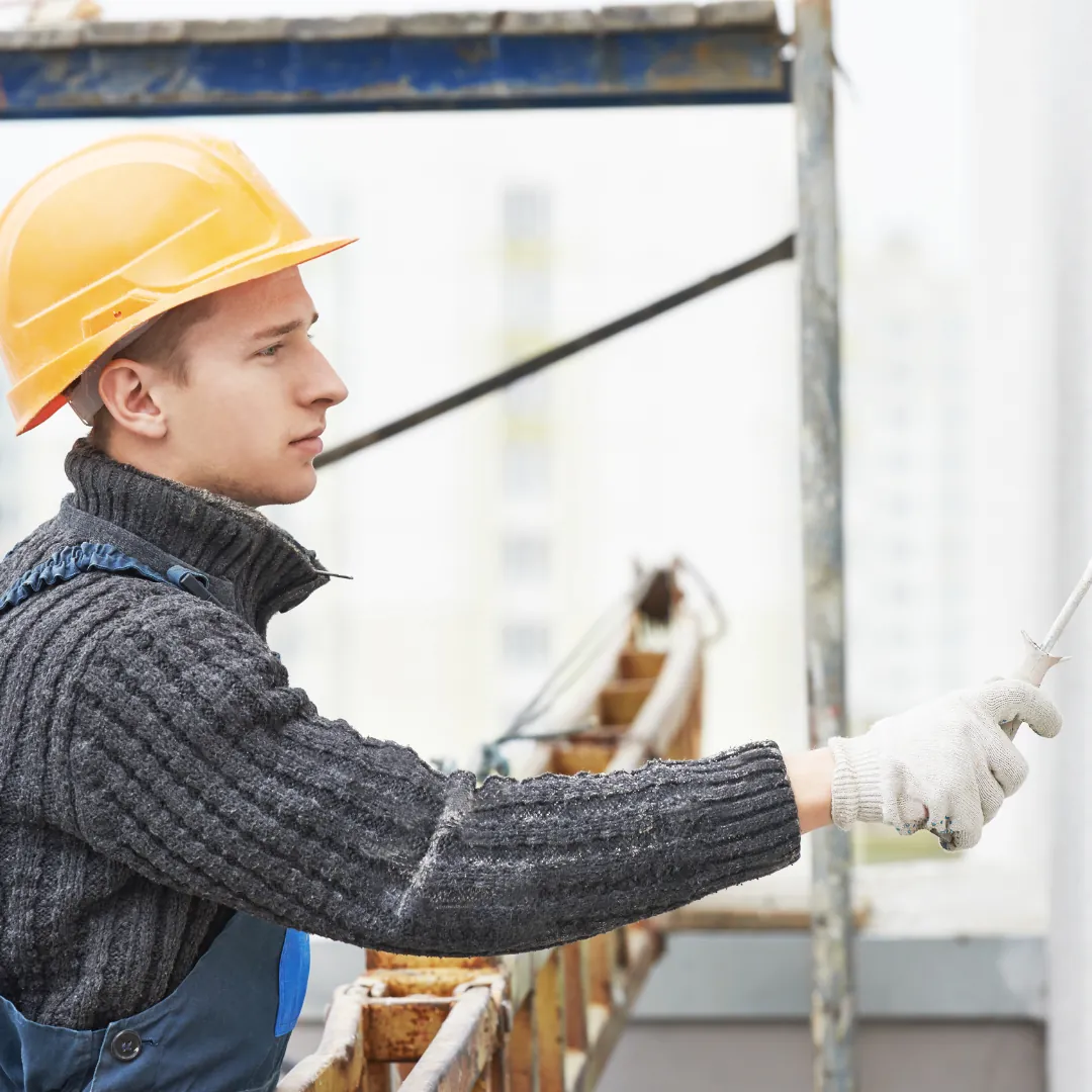Peintre au travail sur façade